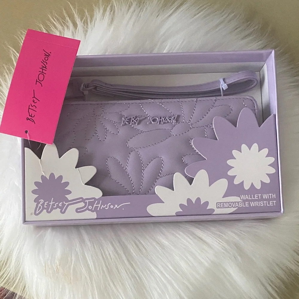 Betsey Johnson Lavender Quilted Floral Wristlet Wallet new in box